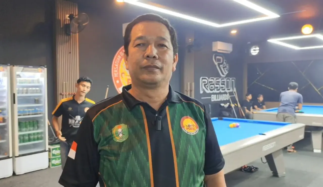 Ketua PBSI Sanggau, Darmansyah saat diwawancarai tentang persiapan sepuluh atlet biliar menuju Porprov 2026, Rabu 30 September 2026