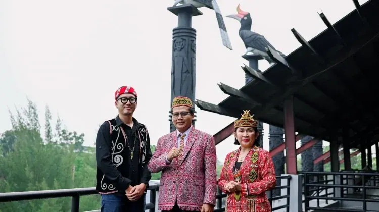 Ketua Panitia ADG 5, Vandrektus Derek berpose bersama panitia Final & Concert Artis Dayak Generation (ADG)