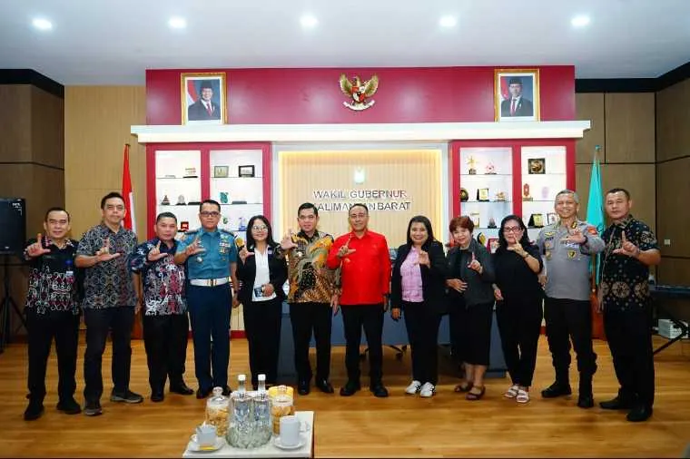 Wakil Gubernur Kalimantan Barat, Krisantus Kurniawan saat menerima audiensi Panitia Prayer Gathering Nasional V yang dipimpin Ketua Panitia Pdt. Ketmi K. Tuwo, S.PAK., M.Pd., di Ruang Kerja Wakil Gubernur Kalbar, Jumat (2/10/2026).