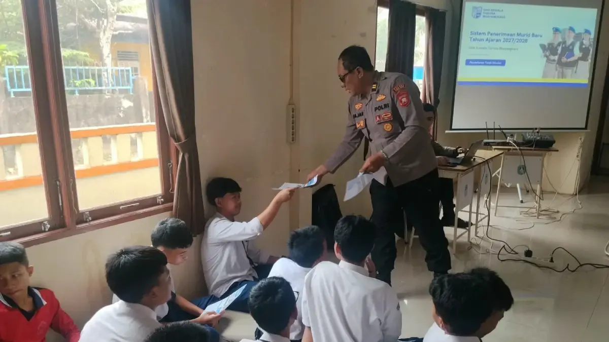 KENALKAN SPMB: Personel Bag SDM Polres Kubu Raya menyosialisasikan penerimaan murid baru SMA Kemala Taruna Bhayangkara Tahun Ajaran 2027/2028 kepada siswa SMP Negeri 3 Sungai Raya, Selasa (6/10). Pendaftaran dibuka hingga 28 Oktober 2026.