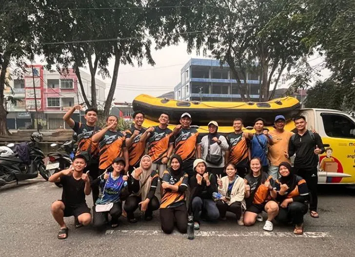 GIATKAN LATIHAN - Atlet arung jeram FAJI Kota Pontianak berfoto bersama usai latihan, Selasa (6/10). Sebanyak 14 atlet, terdiri dari tujuh putra dan tujuh putri, dipersiapkan menghadapi Porprov Kalbar 2026 setelah menjalani latihan rutin sejak Mei.