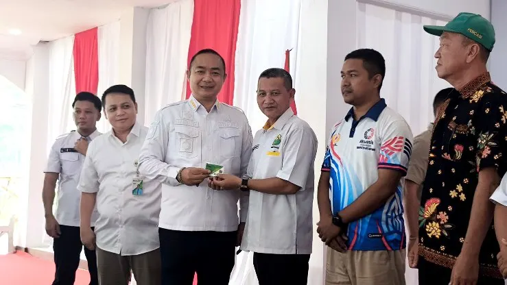 Bupati Ketapang Alexander Wilyo menyerahkan kartu BPJS Ketenagakerjaan kepada pengurus Cabor usai penandatanganan MoU KONI Ketapang dan BPJS Ketenagakerjaan di Pendopo Bupati Ketapang, Rabu (7/10/2026).