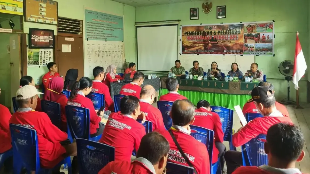 Petugas bersama unsur TNI-Polri, pemerintah desa, instansi kehutanan, Manggala Agni, dan masyarakat mengikuti kegiatan pembentukan serta pembekalan Masyarakat Peduli Api (MPA) di Aula Kantor Desa Engkahan, Kecamatan Sekayam, Kabupaten Sanggau, Kamis (8/10).