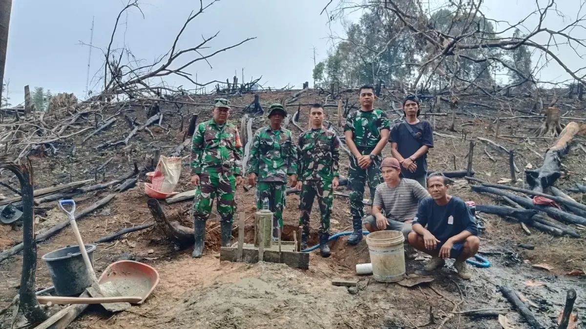 Pembangunan sumur bor yang dilakukan oleh TNI bersama warga untuk mencegah terjadinya Karhutla.