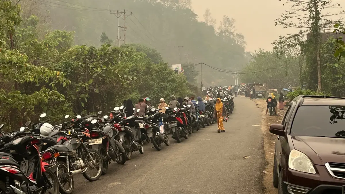 Masyarakat di Stasiun Pengisian Bahan Bakar Nelayan (SPBN) Sukadana, Kabupaten Kayong Utara, Kalimantan Barat, harus mengantre untuk mendapatkan BBM pada Rabu (14/10).