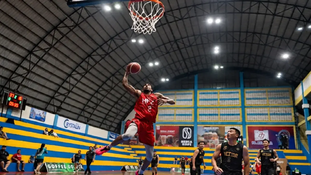 Pemain HFX Basketball melakukan lompatan untuk memasukan bola melawan tim Meteor dalam laga semifinal Walikota Cup 2026 Season 2.