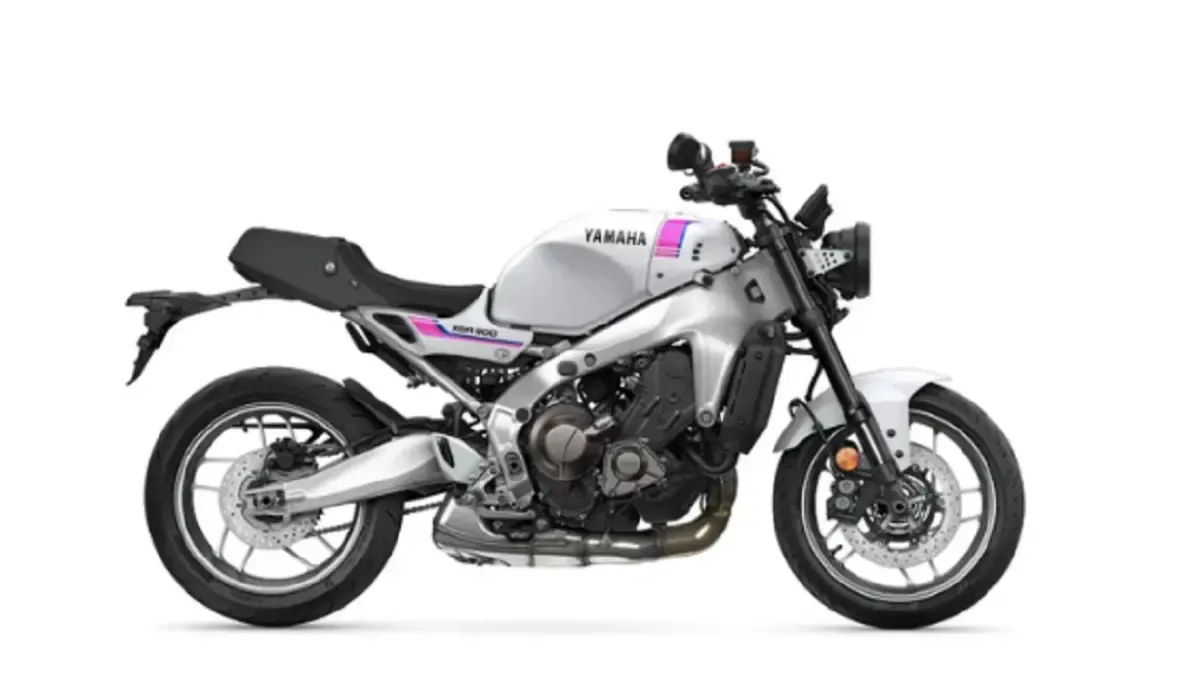 Yamaha XSR900 model 2027 dengan pilihan warna Neon White yang terinspirasi dari Yamaha YZF750R era 1990-an. Pembaruan kali ini berfokus pada tampilan, sementara spesifikasi utama tetap dipertahankan.