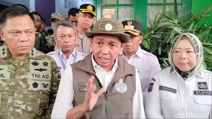 Menteri Kehutanan (Menhut) Raja Juli Antoni (tengah)