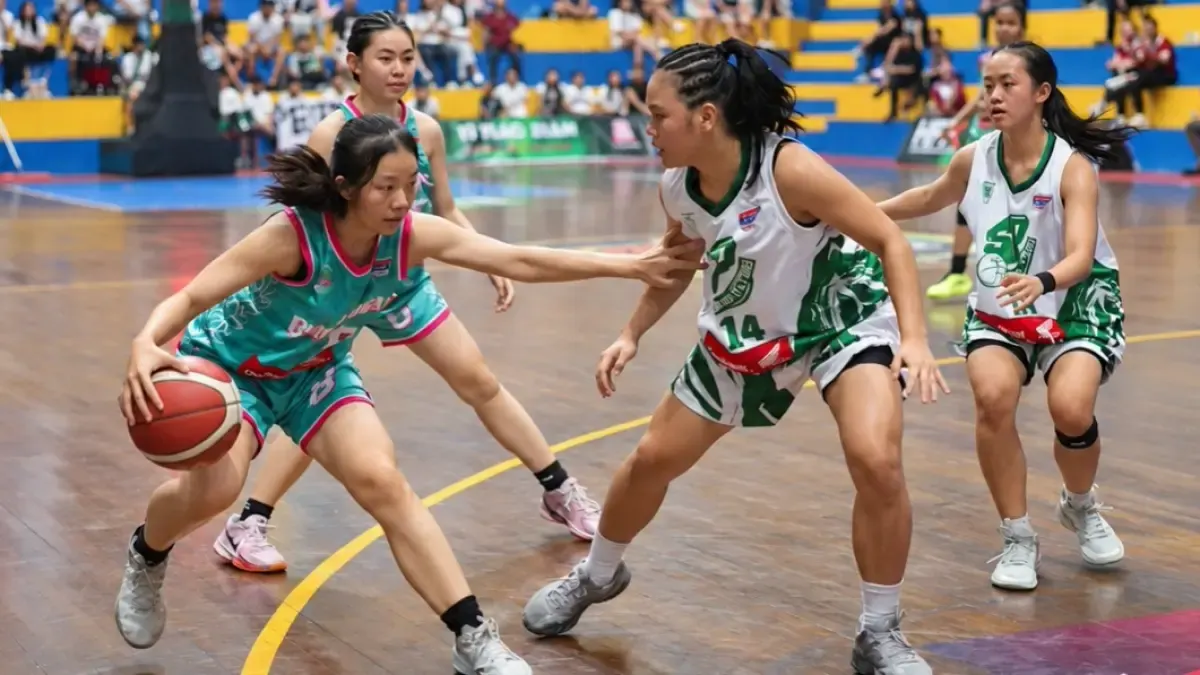 Pemain SMA Santu Petrus (putih) berhasil menjadi juara kategori SMA Putri Walikota Cup 2026 Season 2 usai menundukkan SMA Bina Mulia.