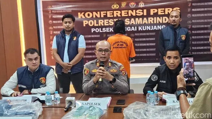 Kapolsek Sungai Kunjang AKP Abdillah Dalimunte saat merilis kasus dugaan pembakaran bangunan di Jalan Pangeran Antasari, Kelurahan Teluk Lerong Ulu, Samarinda.