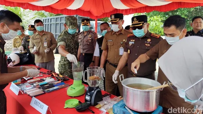 Kejari Balikpapan memusnahkan barang bukti dari sejumlah perkara yang telah berkekuatan hukum tetap