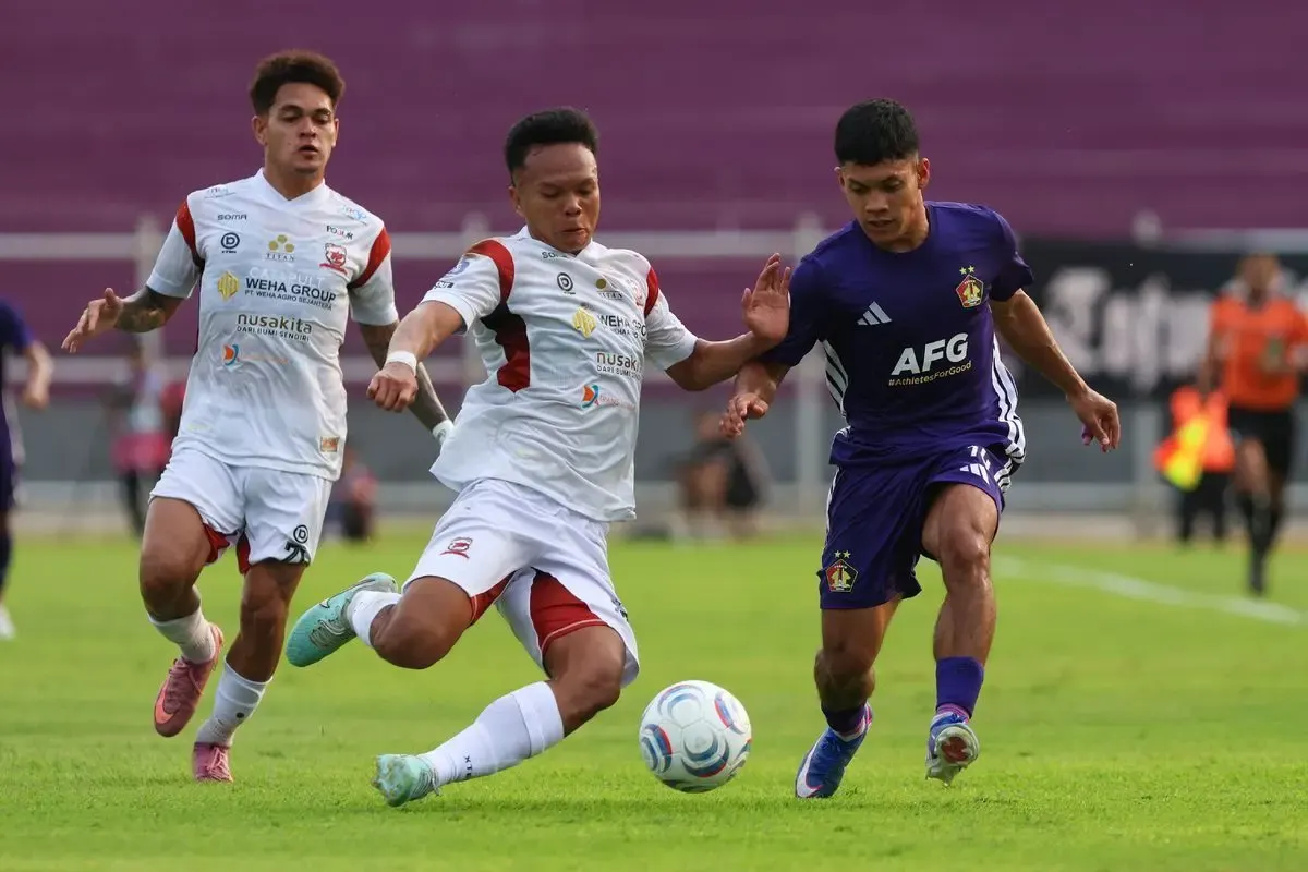 Madura United membawa modal kemenangan atas Persib Bandung untuk menghadapi Persebaya Surabaya dalam Derbi Suramadu pada pekan ketujuh Super League 2026/2027.