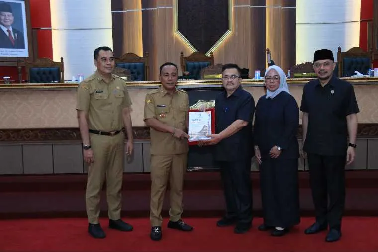 Penyerahan Nota Penjelasan Gubernur Kalimantan Barat atas Rancangan Peraturan Daerah tentang APBD Provinsi Kalimantan Barat Tahun Anggaran 2027 dalam rapat paripurna di Kantor DPRD Provinsi Kalimantan Barat, Senin (26/10/2026).