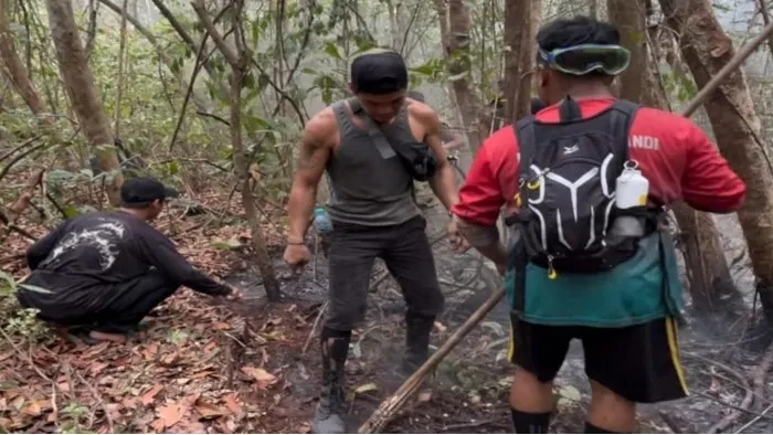 Sejumlah relawan mengaku kelelahan dan hendak pingsan demi mengamankan Pesalat TN Tanjung Puting dari kebakaran