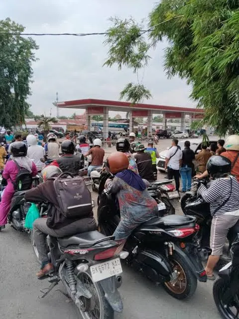 Asap Pekat dan Antrean BBM Warnai Aktivitas Warga Sukadana