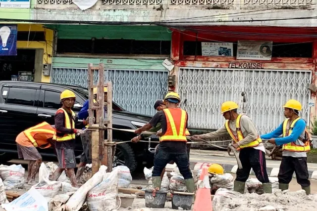 Ratusan Buruh Proyek Sekolah Rakyat Pontianak Protes, Upah Rp2,2 Miliar Belum Tuntas